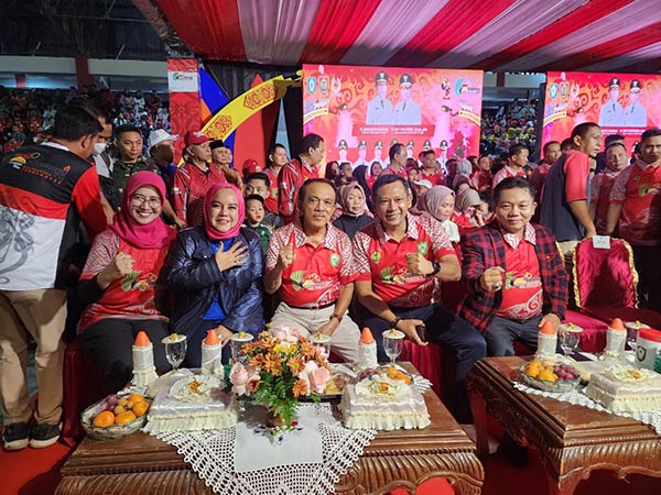 APRESIASI: Wakil Ketua DPRD Kalteng Abdul Razak (tengah) menghadiri pembukaan Porprov Kalteng XII di Sampit, Rabu (26/7) malam. (IST/RADAR SAMPIT)