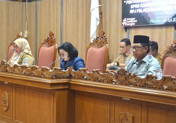 PARIPURNA: Ketua DPRD Kotim Rinie Anderson memimpin rapat paripurna yang dihadiri Wakil Bupati Kotim Irawati, Senin (10/7) lalu. (IST/RADAR SAMPIT)