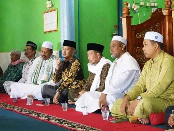 AMAL IBADAH: Wali Kota Palangka Raya Fairid Naparin bersama pihak kelurahan Petuk Katimpun, yayasan Nurul Iman Petuk Katimpun, panitia pembangunan masjid, serta jemaah setempat, di acara peletakan batu pertama renovasi masjid tersebut. (ISTIMEWA/ HUMAS PR