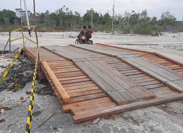 TAK PERMANEN: Kondisi jembatan kayu yang dibangun untuk memberikan kenyamanan kepada warga yang melintas di Jalan Mangkurambang, Jumat (14/7). (ARHAM SAID/RADAR SAMPIT)