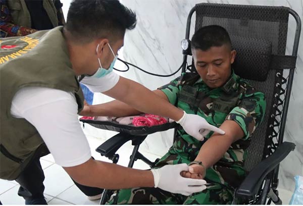 KEMANUSIAAN: Dandim 1011/Klk letkol Inf khusnun Dwi Putranto saat mengikuti kegiatan donor darah. (ALEXANDER/RADAR SAMPIT)