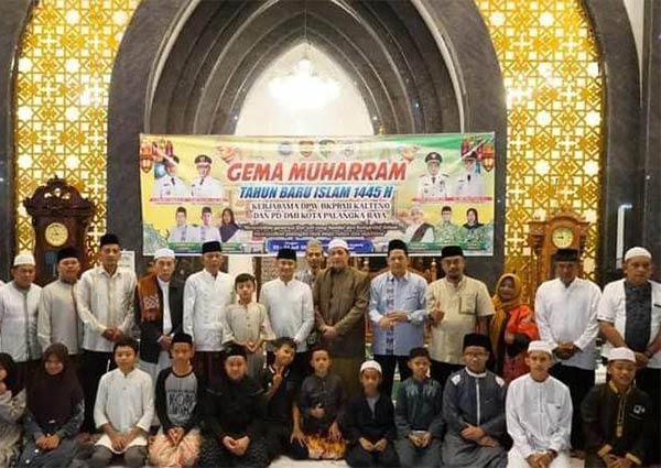 SYIAR: Wali Kota Palangka Raya Fairid Naparin dan sejumlah tokoh agama saat  membuka Lomba Gema Muharram Tahun Baru Islam 1445 H di Masjid Kubah Kecubung Daarul Rahman, baru-baru ini. (ISTIMEWA/HUMAS PROTOKOL)
