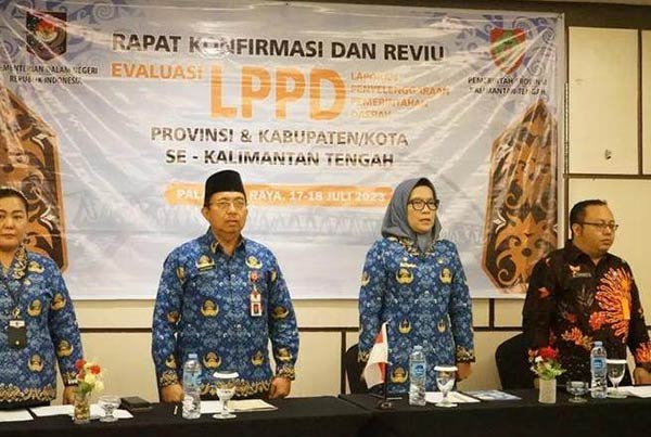 BERSINERGI: Sekda Kota Palangka Raya Hera Nugrahayu saat menghadiri pembukaan rapat Konfirmasi dan Reviu Evaluasi LPPD Provinsi dan Kabupaten Kota Se Kalteng, di Palangka Raya, baru-baru ini. (ISTIMEWA/HUMAS PROTOKOL)