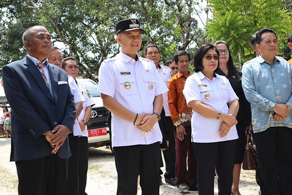 BERSAMA: Bupati Gumas Jaya Samaya Monong bersama Wakil Bupati Efrensia LP Umbing menghadiri kegiatan di Desa Tewang Pajangan, Kecamatan Kurun, pekan lalu. (DISKOMINFO SANTIK FOR RADAR SAMPIT)