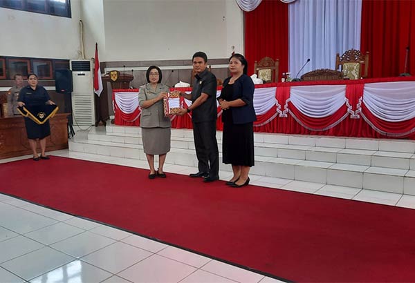 RESMI: Wakil Bupati Gumas Efrensia LP Umbing saat menyerahkan dokumen enam buah raperda kepada Wakil Ketua I DPRD Binartha yang disaksikan Wakil Ketua II DPRD Neni Yuliani, pada rapat paripurna, Selasa (4/7) kemarin.