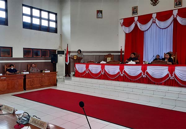 PENGANTAR: Wakil Bupati Gumas Efrensia LP Umbing menyampaikan pidato pengantar terhadap enam buah raperda pada rapat paripurna ke-2 masa persidangan III tahun sidang 2023, Selasa (4/7). (ARHAM SAID/RADAR SAMPIT)