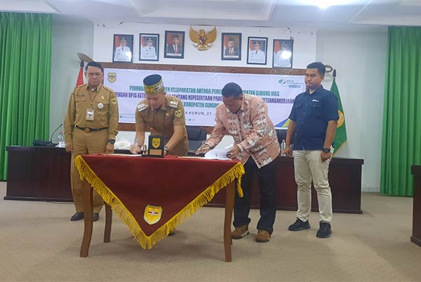 KERJA SAMA: Bupati Gumas Jaya Samaya Monong bersama Kepala Kantor Cabang BPJS Ketenagakerjaan Palangka Raya Budi Wahyudi, ketika menandatangani nota kesepakatan kepesertaan program jaminan sosial ketenagakerjaan bagi pegawai pemerintah non PNS, di ruang r