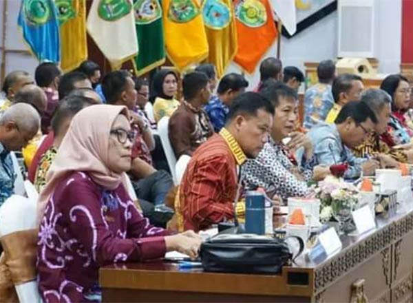 LINTAS STAKEHOLDER: Sekda Kota Palangka Raya Hera Nugrahayu  saat mengikuti rapat koordinasi peningkatan indeks perilaku anti korupsi (IPAK) tahun 2023 di wilayah Kalteng, yang digelar di aula Jayang Tingang, Kantor Gubernur Kalteng, baru-baru ini. (ISTIM