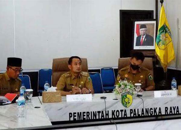 FOKUS: Wali Kota Palangka Raya Fairid Naparin saat mengikuti Rapat Koordinasi Pengendalian Inflasi Daerah 2023, secara virtual dari ruang Command Center Kantor Wali Kota Palangka Raya, kemarin. (ISTIMEWA/ HUMAS PROTOKOL)