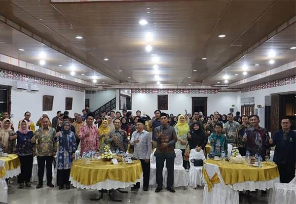 SILATURAHMI: Wali Kota Palangka Raya, Fairid Naparin bersama peserta Musyawarah Nasional Asosiasi Prodi dan Forum Mahasiswa Manajemen Zakat Wakaf Se-Indonesia di IAIN Palangka Raya. (ISTIMEWA/HUMAS PROTOKOL)