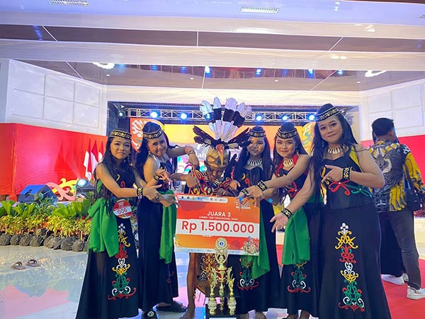 PRESTASI: Para penari dari SSB Dandang Tingang Kuala Kurun, meraih juara ketiga kategori anak, dalam lomba kreasi tarian Borneo anak dan remaja tingkat Provinsi Kalteng, Selasa (18/7). (SSB DANDANG TINGANG FOR RADAR SAMPIT)