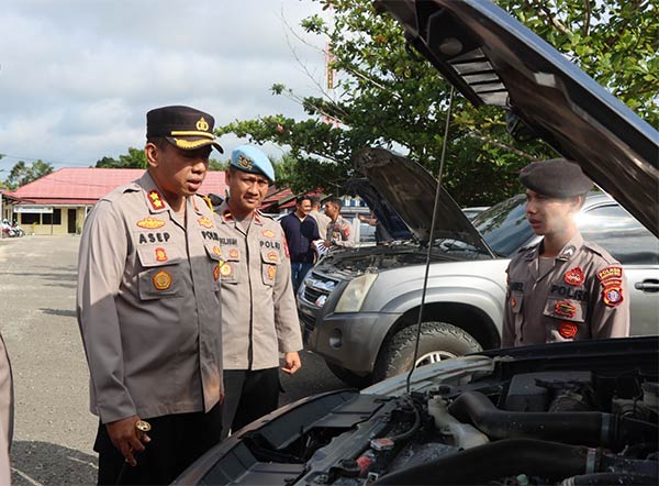 MENDADAK: Kapolres Gumas AKBP Asep Bangbang Saputra didampingi Wakapolres Kompol Tri Wibowo, ketika memeriksa kondisi kendaraan dinas, Jumat (14/7). (ISTIMEWA/HUMAS POLRES GUMAS)