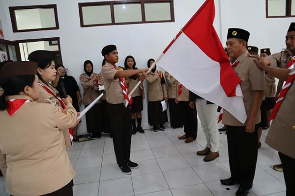 RESMI: Ketua Kwarcab Gerakan Pramuka Gumas Mimie Mariatie Jaya Samaya Monong mengukuhkan majelis pembimbing dan pengurus saka bakti husada dinkes masa bakti 2023-2026, Kamis (27/7). (ISTIMEWA/RADAR SAMPIT)