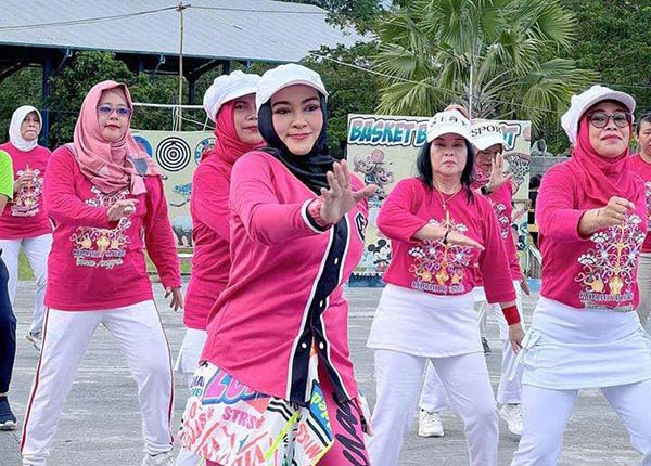 SEMANGAT: Wakil Wali Kota Palangka Raya Umi Mastikah ketika mengikuti kegiatan senam, untuk membangkitkan gerakan masyarakat hidup sehat. (ISTIMEWA HUMAS PROTOKOL)