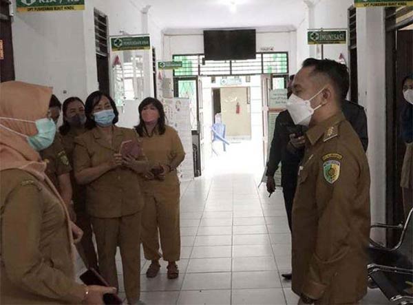 KUNJUNGAN: Wali Kota Palangka Raya Fairid Naparin (kanan) berkunjung ke kantor instansi untuk melihat pelaksanaan pelayanan masyarakat. (ISTIMEWA/HUMAS PROTOKOL)