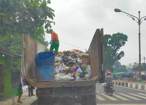 KEBERSIHAN: Petugas sampah dari DLH sedang mengambil sampah di TPS lingkungan.