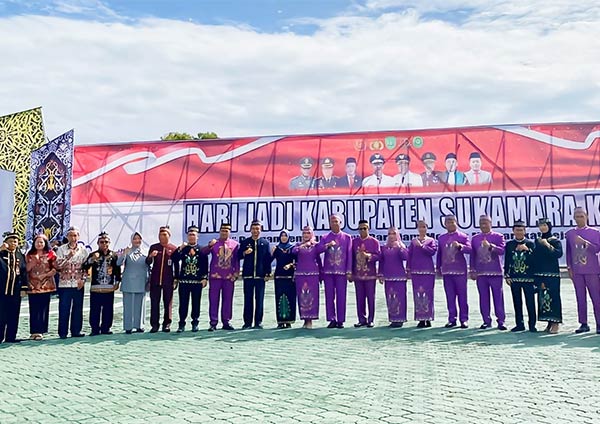 HUT: Bupati Sukamara dan Wakil Bupati Sukamara berfoto bersama Forkopimda usai apel peringatan hari jadi kabupaten.
