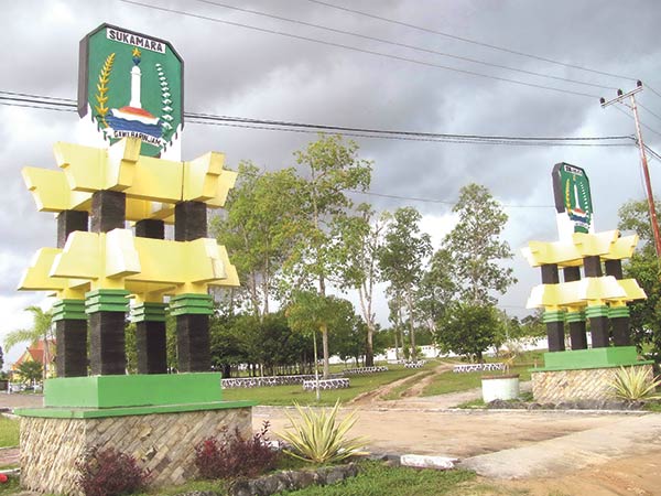 PUNYA ARTI: Lambang Kabupaten Sukamara yang berbentuk perisai persegi.  (ISTIMEWA/RADAR SAMPIT)