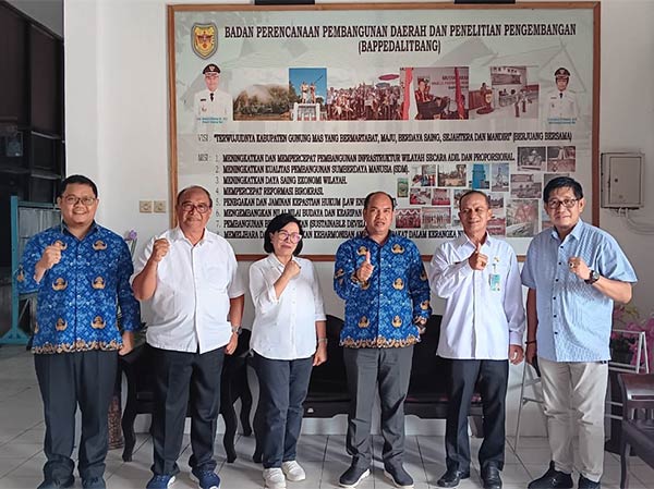 SINERGI: Kepala Bappedalitbang Kabupaten Gumas Yantrio Aulia (tengah), bersama pihak kampus yang menggelar KKN di wilayah setempat. (ISTIMEWA/RADAR SAMPIT)