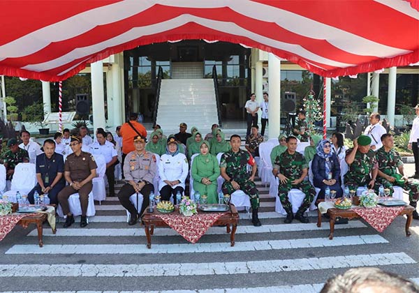 SINERGI: Sekretaris Kota Palangka Raya Hera Nugrahayu ( tengah) bersama  Kapolresta Palangka Raya Kombes Pol Budi Santosa, unsur TNI AD, dan unsur forkopimda, saat menghadiri pembukaan TMMD Imbangan ke-117 tahun 2023, kemarin. (DODI/RADAR SAMPIT)