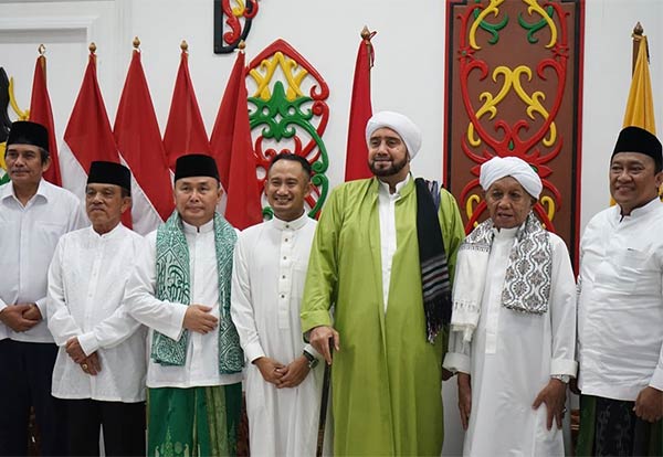 SINERGI: Wali Kota Palangka Raya Fairid Naparin bersama gubernur dan wakil gubenur Kalteng, pajabat DPRD,  habib dan ulama, serta tokoh masyarakat. (ISTIMEWA/ HUMAS PROTOKOL)