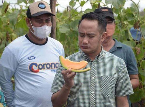 AGROWISATA: Wali Kota Palangka Raya Fairid Naparin saat mencicipi salah satu buah hasil panen agrowisata di kawasan Sebangau. (ISTIMEWA/HUMAS PROTOKOL)