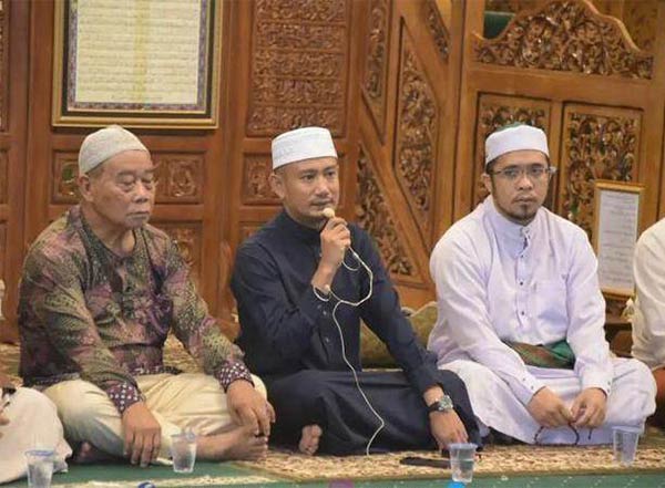 SILATURAHMI: Wali Kota Palangka Raya Fairid Naparin memberi sambutan usai menggelar Salat Subuh berjamaah di Masjid Agung Kubah Kecubung, kemarin. (ISTIMEWA/HUMAS PROTOKOL)