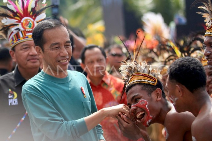 DIRESMIKAN: Presiden Joko Widodo (kiri) menyalami peserta Papua Street Carnival di Jayapura, Papua, Jumat (7/7/2023). Acara yang bertema Papua Extravaganza the East Great Spirit tersebut menampilkan puluhan kostum karya peserta Papua Youth Creative Hub ya