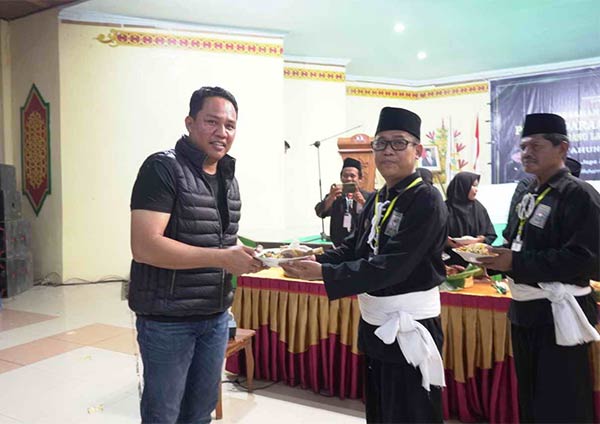 TUMPENG: Bupati Lamandau terima potongan tumpeng dari ketua PSHT cabang Lamandau,saat pengesahan warga PSHT.