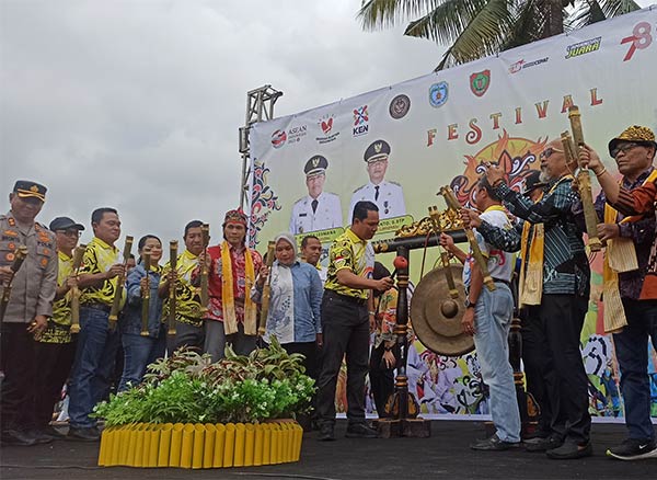 PEMBUKAAN: Bupati Lamandau Hendra Lesmana memukul gong sebagai tanda pembukaan Festival Budaya Babukung 2023, Senin (7/8). (RIA M ANGGREANI/RADAR SAMPIT)