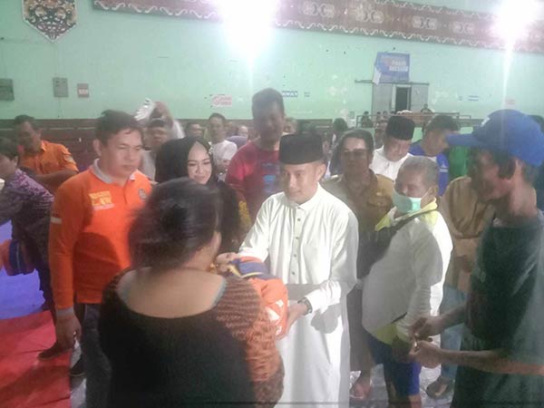 PEDULI: Wali Kota Palangka Raya Fairid Naparin saat datang dan menyerahkan bantuan bagi korban kebakaran di jalan A Yani, baru-baru tadi. (IST/RADAR SAMPIT)