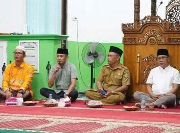 KUNJUNGAN: Wali Kota Palangka Raya Fairid Naparin saat melakukan silaturahmi bersama warga sekaligus menyerahkan secara simbolis mobil operasional dari Pemerintah Kota Palangka Raya kepada Yayasan Masjid Al-Kautsar. (ISTIMEWA/HUMAS PROTOKOL)
