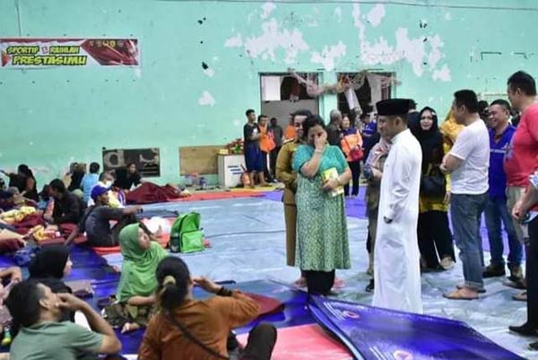 PEDULI: Wali Kota Palangka Raya Fairid Naparin saat meninjau dan langsung hadir di posko pengungsian korban kebakaran Flamboyan Bawah, baru-baru ini. (ISTIMEWA/ HUMAS PROTOKOL)