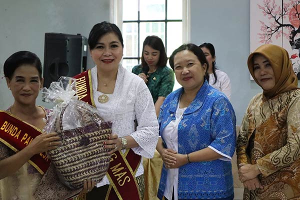 APRESIASI: Bunda PAUD Kabupaten Gumas Mimie Mariatie Jaya Samaya Monong didampingi Ketua Pokja Bunda PAUD Rameina Widyastuty, ketika menyerahkan bingkisan kepada pemenang lomba apresiasi Bunda PAUD, Rabu (9/8). (DISKOMINFO SANTIK FOR RADAR SAMPIT)