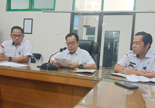 PAPARAN: Bupati Katingan Sakariyas (tengah) didampingi Kepala DLH Kabupaten Katingan Yobie Sandra (kiri) dan Kepala Bidang Pengendalian Pencemaran dan Kerusakan Lingkungan Arifta (kanan) paparan terkait kondisi iklim di Kabupaten Katingan, Kamis (31/8).