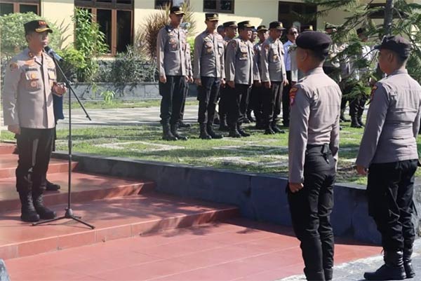 RUTINITAS: Kapolres Kapuas AKBP Kurniawan Hartono saat memimpin apel dalam pengecekan personel di halaman Polres Kapuas, kemarin. (ISTIMEWA/ALEXANDER)