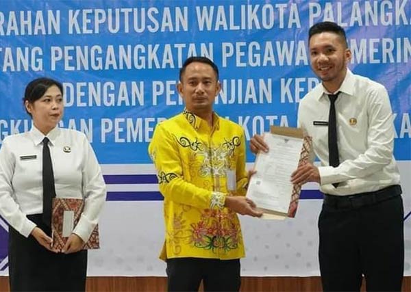 RESMI: Wali Kota Palangka Raya Fairid Naparin menyerahkan SK Pengangkatan PPPK Jabatan Fungsional Teknis, di Lingkungan Pemerintah Kota Palangka Raya, bertempat di Aula Rumah Jabatan Wali Kota Palangka Raya, baru-baru ini. (ISTIMEWA/ HUMAS PROTOKOL)