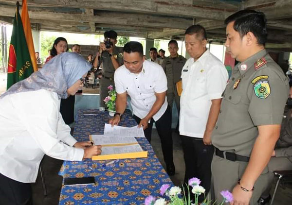 RESMI: Sekretaris Daerah Kota Palangka Raya Hera Nugrahayu saat menghadiri serah terima jabatan di lingkup Satuan Polisi Pamong Praja Kota Palangka, Rabu (30/8). (ISTIMEWA/ HUMAS PROTOKOL)