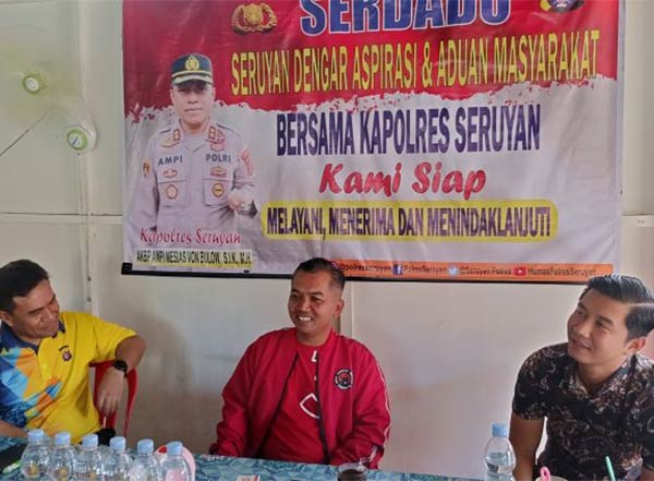 SINERGI: Ketua DPRD Seruyan  (tengah) saat berdiskusi dengan Kapolres Seruyan AKBP Ampi Mesias VonBulow(kiri) di Kuala Pembuang. (RIFANI/RADAR SAMPIT)