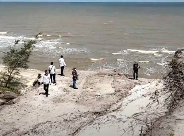 WISATA: Pantai Tanjung Selaka dengan perpaduan pantai dan topografi tebing potensial dikembangkan menjadi objek wisata.