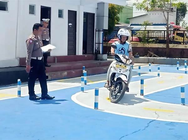 DIPERMUDAH: Warga yang sedang mengikuti ujian jalur baru dalam pembuasan sim C di satlantas Polres Kapuas. (ALEXANDER/RADAR SAMPIT)