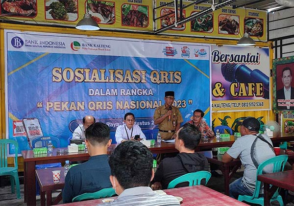 PAPARAN: Sosialisasi penggunaan QRIS kepada  77 Pelaku Usaha Mikro Kecil Menengah (UMKM) di Jalan Yos Sudarso, Palangka Raya. (DODI/RADAR SAMPIT)