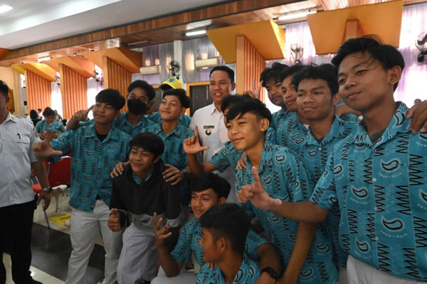 SOSIALISASI: Bupati Lamandau Hendra Lesmana membuka sosialisasi kepada para pemilih pemula untuk menyukseskan Pemilu 2024.