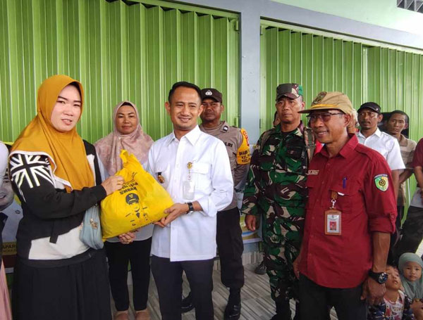 TEKAN INFLASI: Wali Kota palangka Raya Fairid Naparin saat menyerahkan paket subsidi dalam operasi pasar di Jalan Kecipir, Kelurahan Panarung, kemarin. (DODI/RADAR SAMPIT)