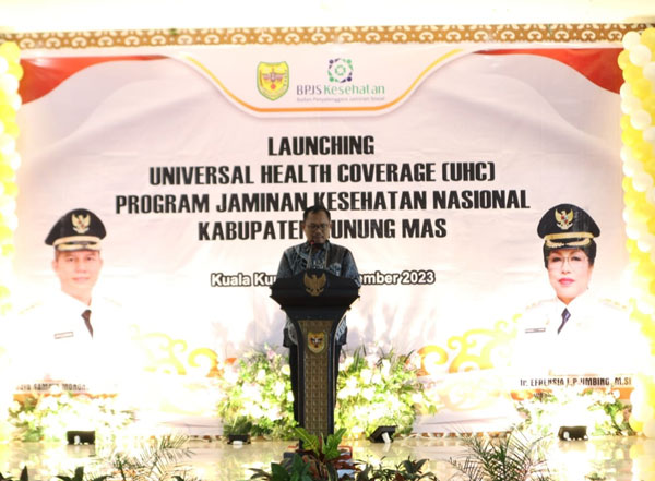 PAPARAN: Mohammad Iqbal Anas Ma’ruf saat memberikan arahan pada kegiatan UHC program JKN, di GPU Damang Batu, Gunung Mas, Kamis (21/9). (ARHAM SAID/RADAR SAMPIT)
