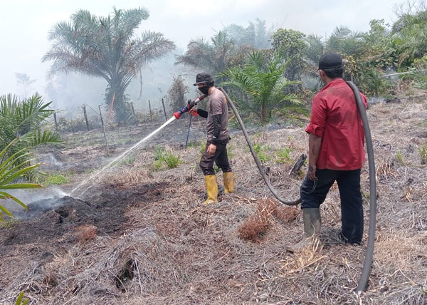 KERJA KERAS: Personel MPA Kelurahan Padang, Kecamatan Sukamara ketika turut memadamkan kebakaran lahan kebun milik warga. (ISTIMEWA/RADAR SAMPIT)
