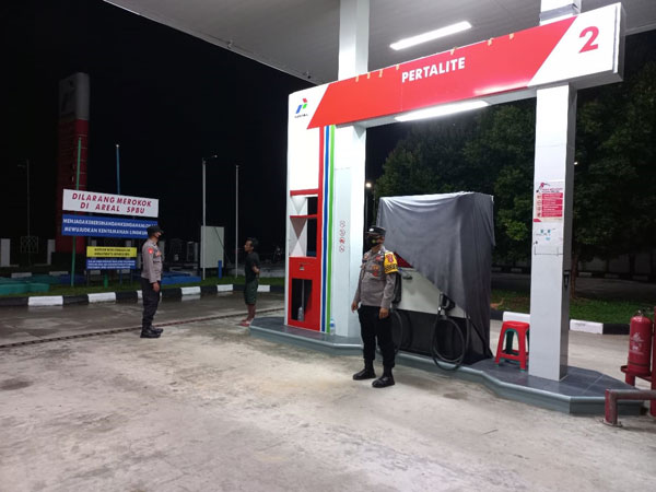 RUTIN: Polsek Tewang Sanggalang Garing dan Pulau Malan ketika melakukan pengecekan dan patroli malam, Jumat (15/9). (HARI/RADAR SAMPIT)