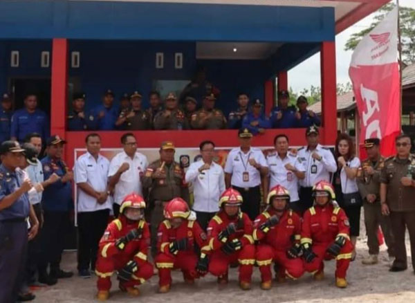 KUNJUNGAN: Bupati Katingan Sakariyas (tengah) berfoto bersama disela-sela melakukan pemeriksaan sarana dan prasarana pemadam kebakaran, Kamis (21/9). (HARI SUSILO/RADAR SAMPIT)