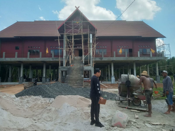 RUMAH BETANG: Kabid Cipta Karya Micky Prasetia meninjau pembangunan rumah betang di Jalan Bhayangkara, Pulpis, beberapa waktu lalu. (IST/RADAR SAMPIT)