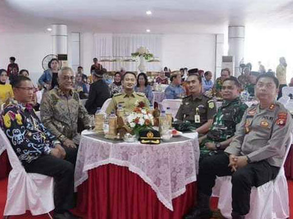 RAMAH TAMAH: Wali Kota Palangka Raya Fairid Naparin bersama Ketua DPRD Kota Palangkaraya Sigit K Yunianto dan unsur Forkopimda setempat, di acara  peresmian gedung baru DPRD Palangka Raya, Kamis (7/9) lalu. (ISTIMEWA/HUMAS PROTOKOL)